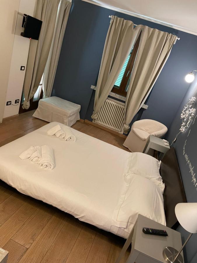 Elegante Camera Matrimoniale Con Balcone A 500 Mt Dal Mare مارينا دي كارّارا المظهر الخارجي الصورة