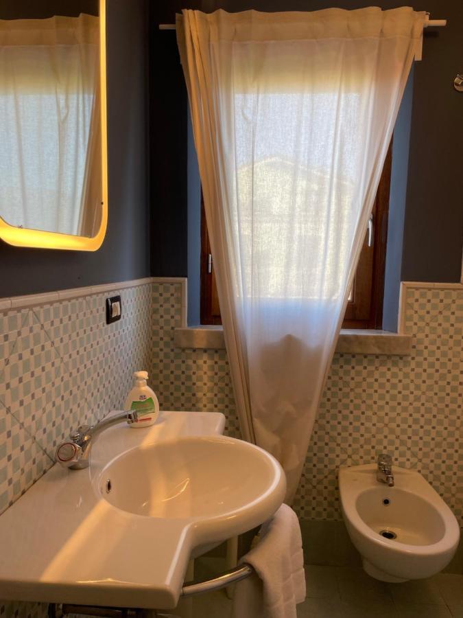 Elegante Camera Matrimoniale Con Balcone A 500 Mt Dal Mare مارينا دي كارّارا المظهر الخارجي الصورة