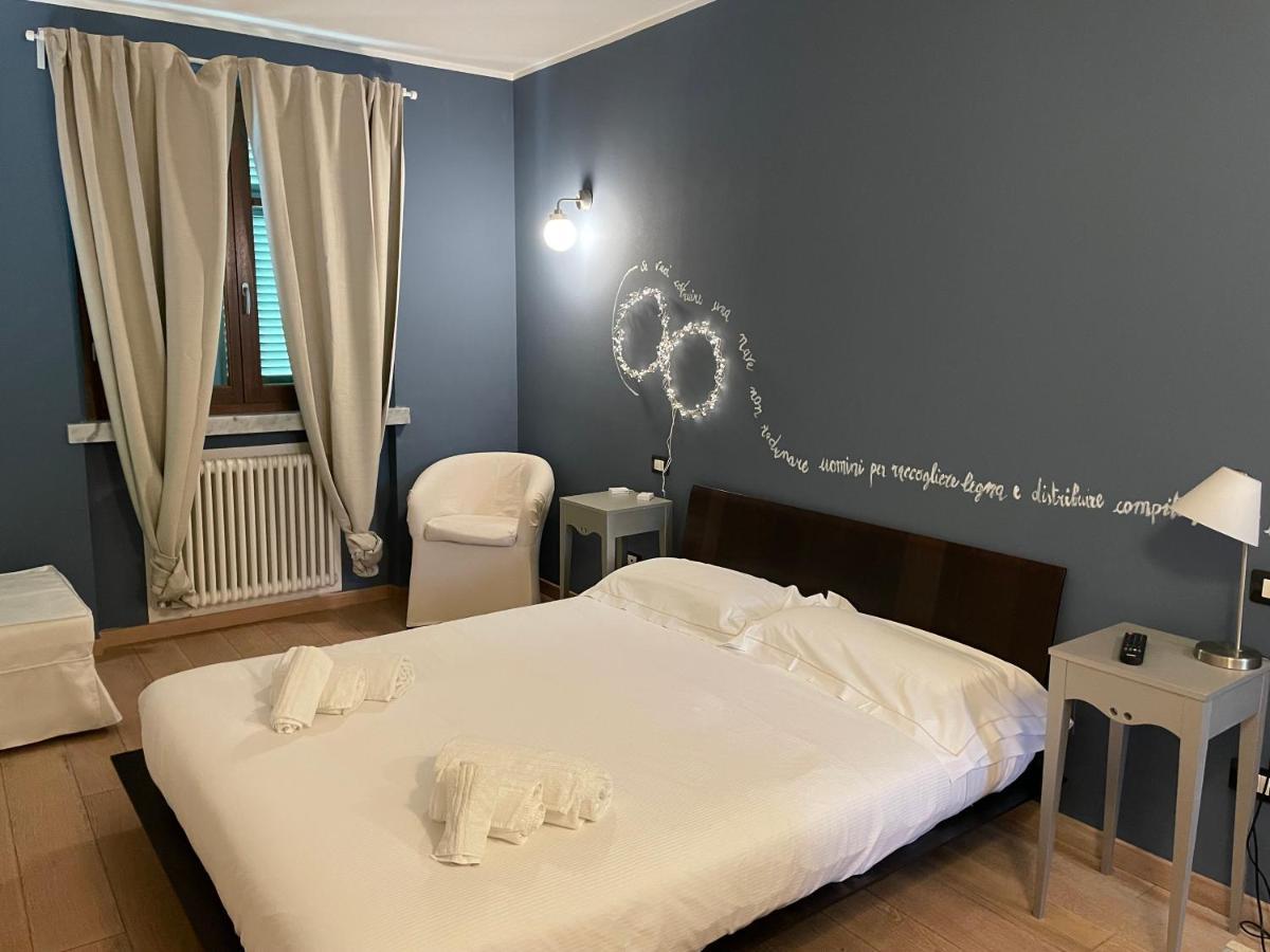 Elegante Camera Matrimoniale Con Balcone A 500 Mt Dal Mare مارينا دي كارّارا المظهر الخارجي الصورة